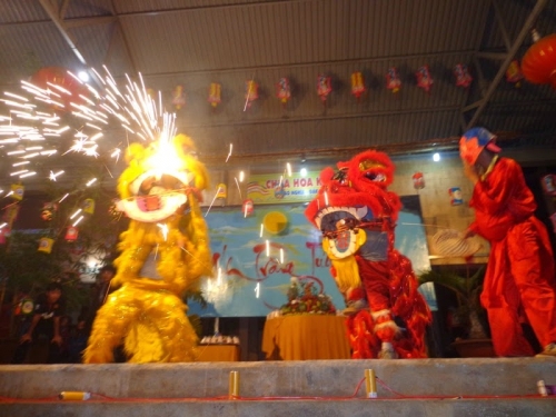 Đêm nhạc Vầng trăng tuổi thơ tại chùa Hoa Khai
