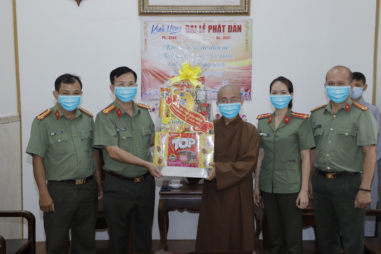 Gia Nghĩa: Công An tỉnh Đắk Nông thăm và chúc mừng nhân dịp Đại lễ Phật Đản PL.2565