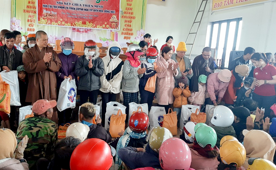 Chùa Thiện Minh kết nối trao tặng 200 phần quà và 15 xe đạp 260 phần quà cho trẻ em tại huyện Tuy Đức 