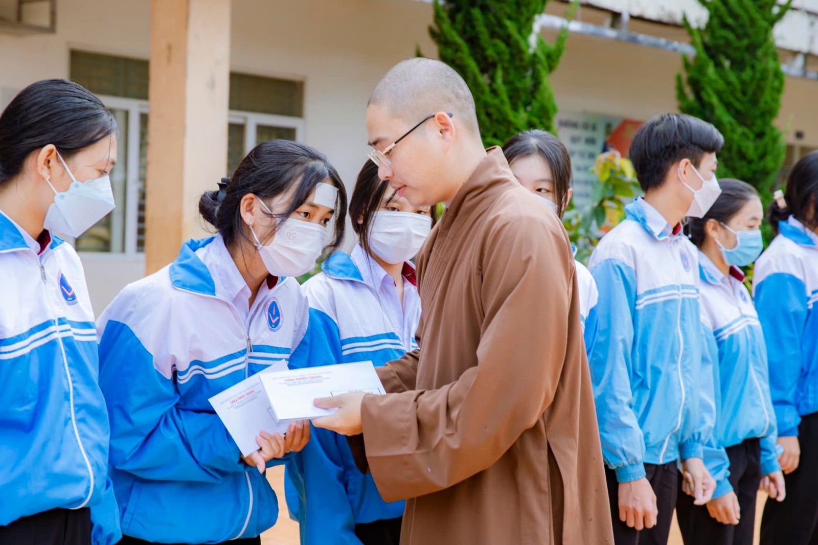 Chùa Phước Quang trao tặng 30 suất học bổng đến các em học sinh trường THPT Trường Chinh