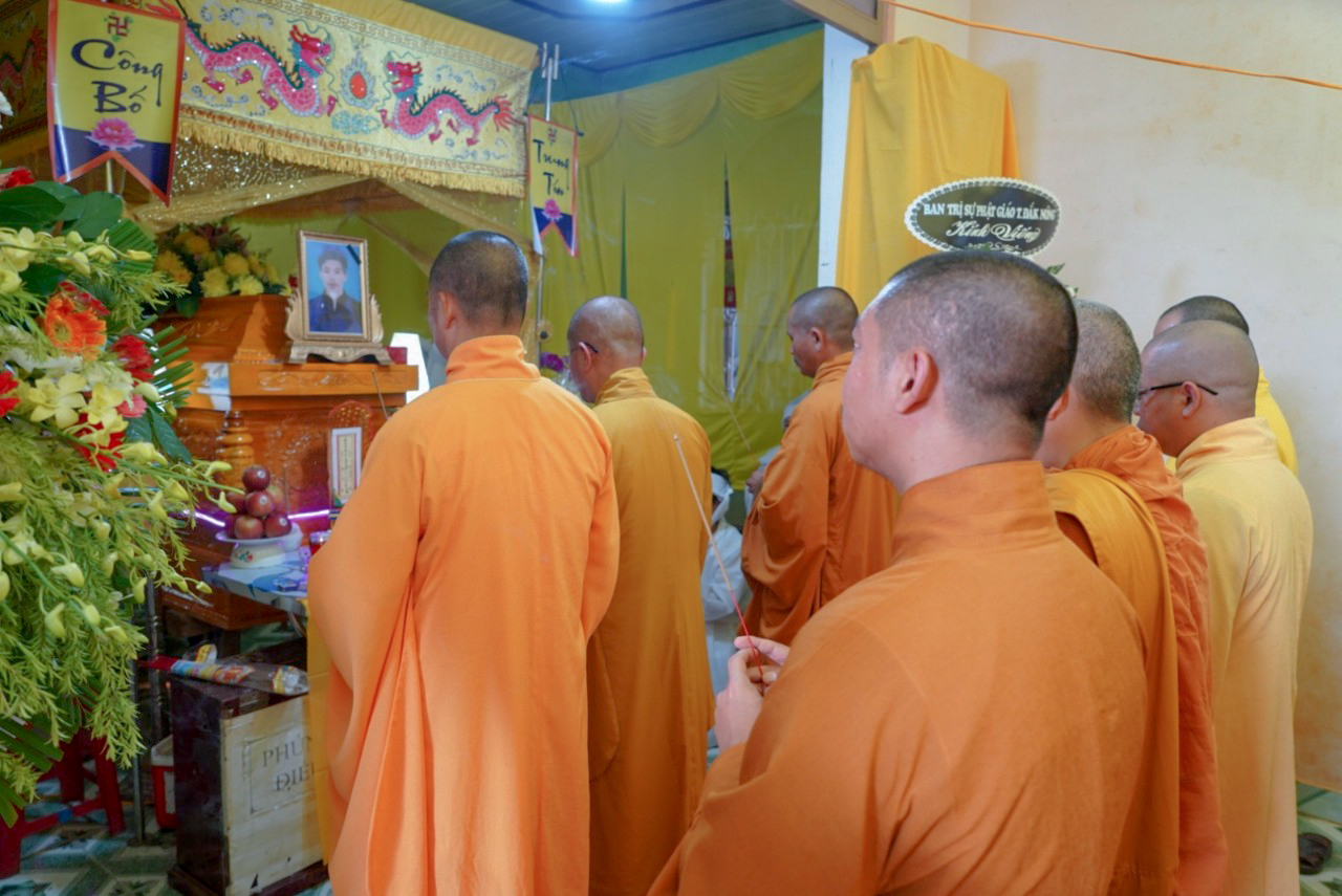 Ban Trị sự Phật giáo tỉnh Đăk Nông viếng tang cụ ông Phạm Văn Dư (PD. Tâm Phước)