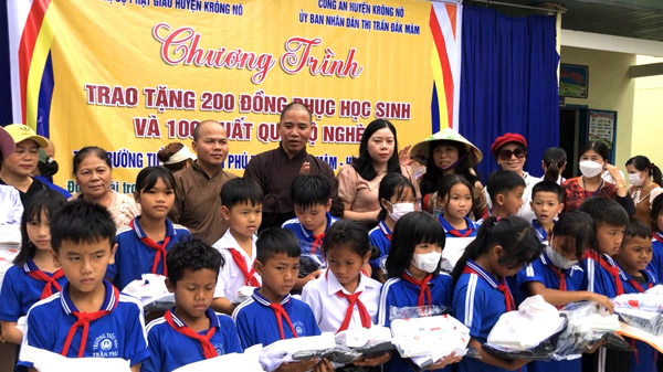 Krông Nô: Trao tặng áo quần đồng phục học sinh Trường Tiểu học Trần Phú