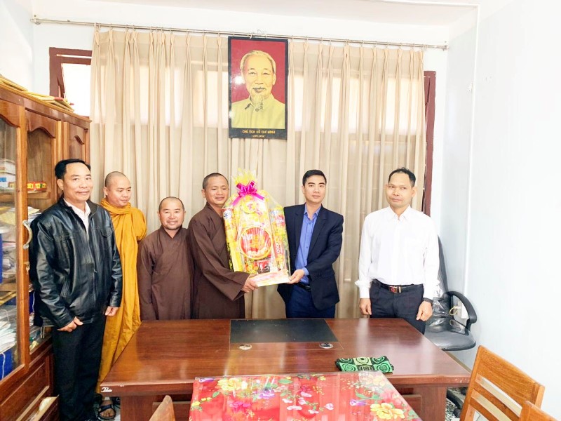 BTS Phật giáo huyện Đăk Mil tổ chức thăm và chúc Tết lãnh đạo Chính quyền huyện