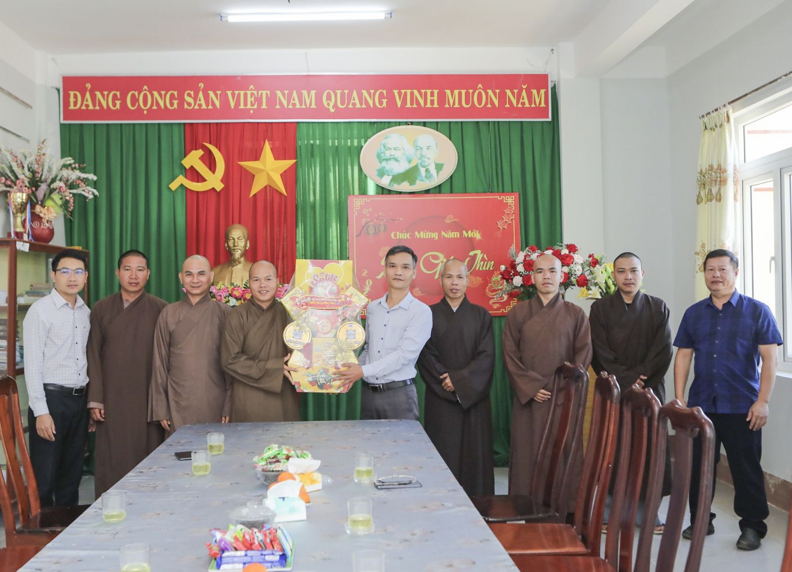     Ông Nguyễn Nam Nhật - Phó Ban Tôn giáo tỉnh đại điện nhận quà chúc mừng