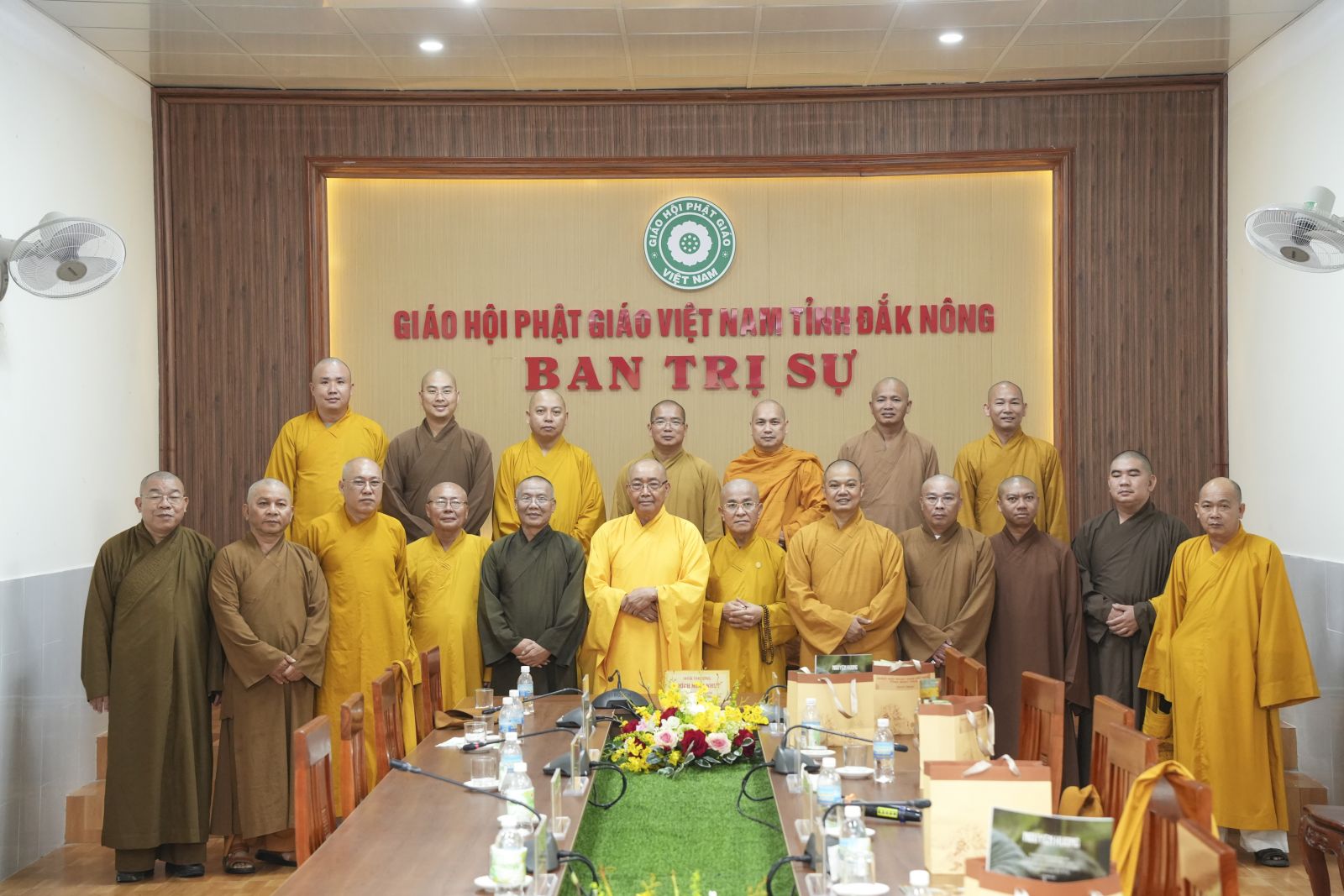 Lâm Đồng: Hòa thượng Thích Minh Nhật thăm và trao đổi các hoạt động Phật sự thời gian tới tại chùa Pháp Hoa (P. Bắc Gia Nghĩa)