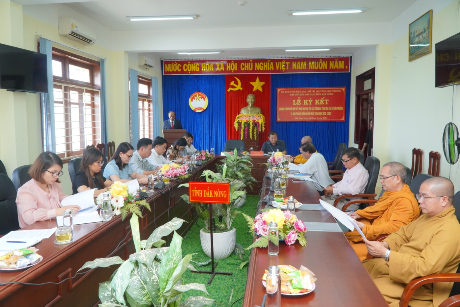 Ban Trị sự Phật giáo tỉnh Đắk Nông tham dự lễ Ký kết Chương trình phối hợp bảo vệ môi trường