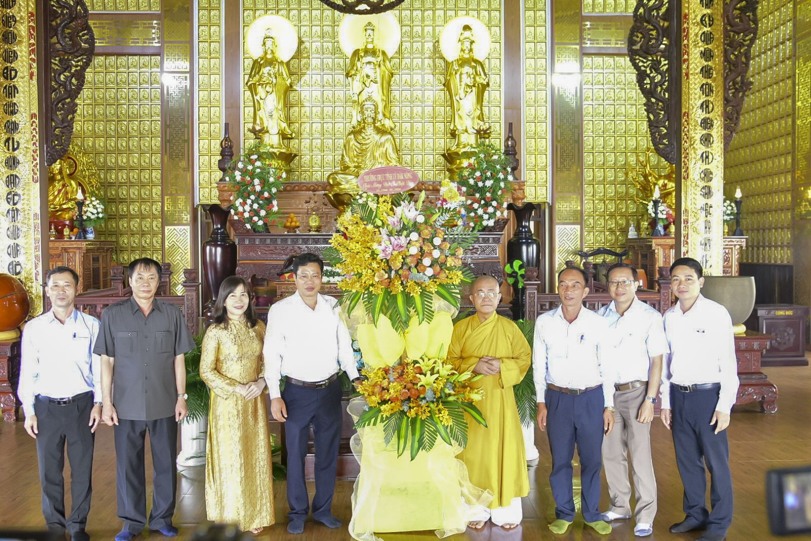 Phái đoàn Thường trực Tỉnh ủy Đắk Nông chúc mừng Đại lễ Phật đản PL. 2568 tại chùa Pháp Hoa