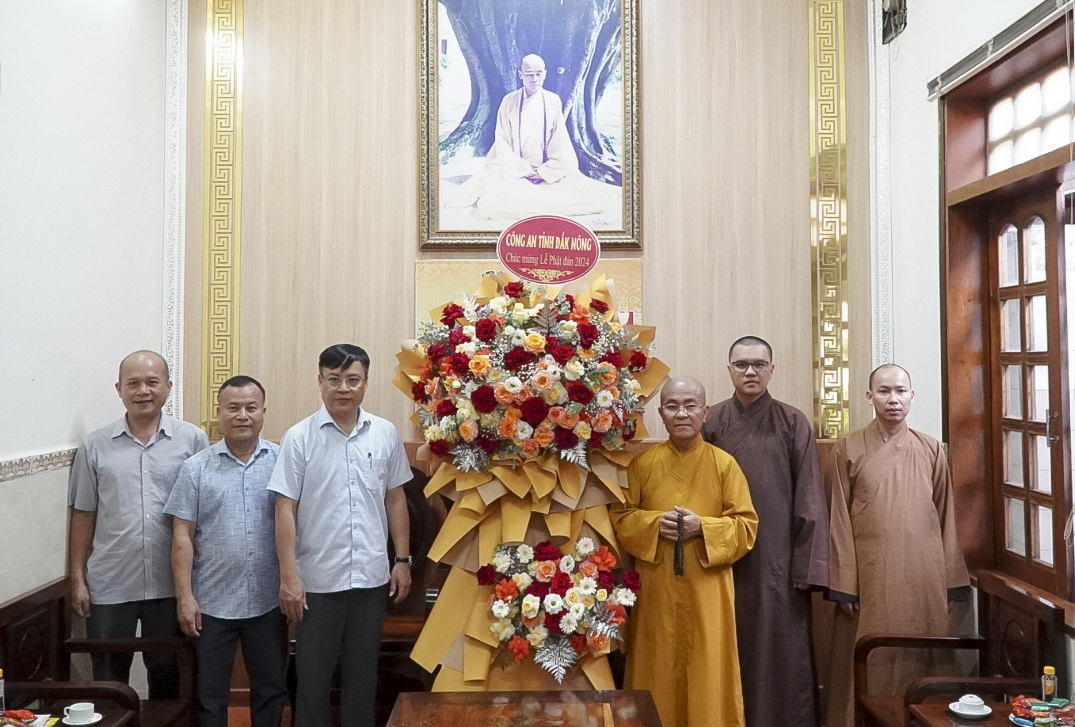 Giám đốc Công an tỉnh Đắk Nông chúc mừng Đại lễ Phật đản PL. 2568 tại chùa Pháp Hoa (Tp. Gia Nghĩa)