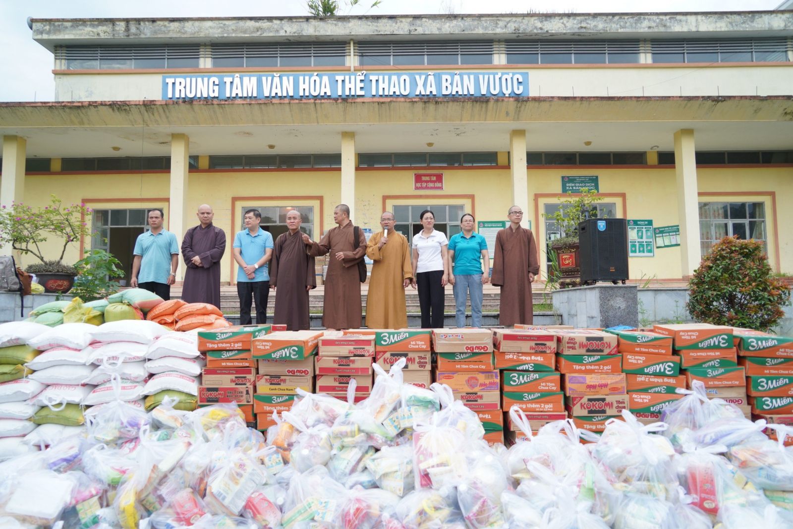 Ban Trị sự Phật giáo tỉnh Đắk Nông thăm tặng quà cho bà con vùng bão lũ tại huyện Bát Xát, tỉnh Lào Cai