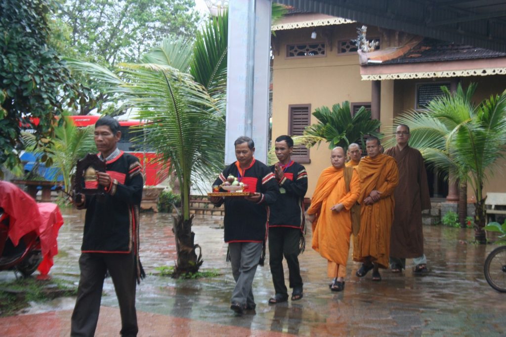Đắk Lắk: Ban Hoằng pháp- Ban Hướng dẫn Phật Tử 
 Tặng quà cho phật tử tu học tại chùa