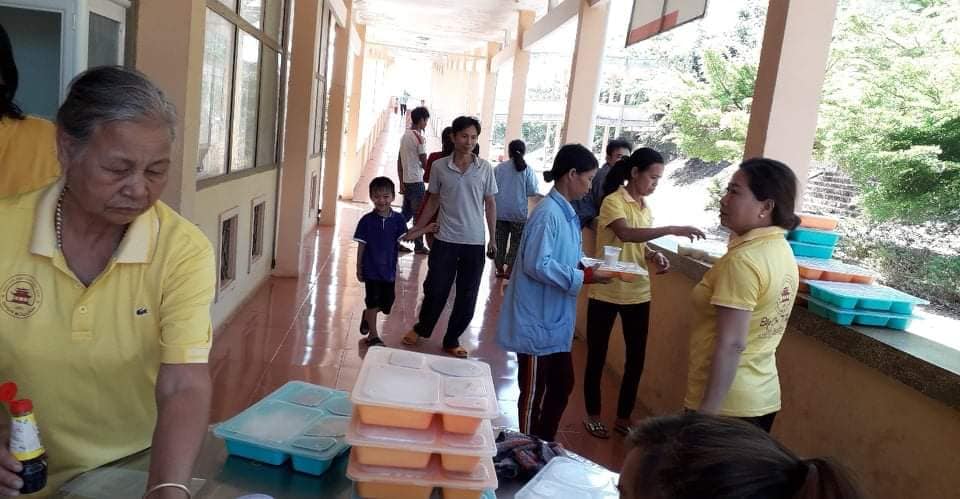 Chùa Bửu Lâm phát cơm từ thiện tại bệnh viện huyện Đắk Glong