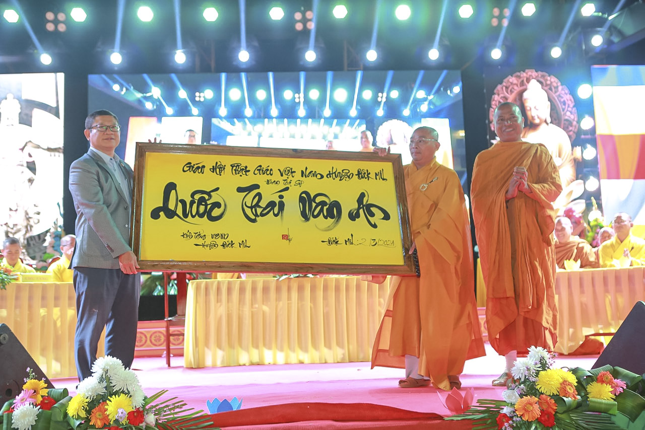 Trang nghiêm tổ chức lễ hội hoa đăng cầu nguyện quốc thái dân an 2024 tại hồ Tây - Đắk Mil