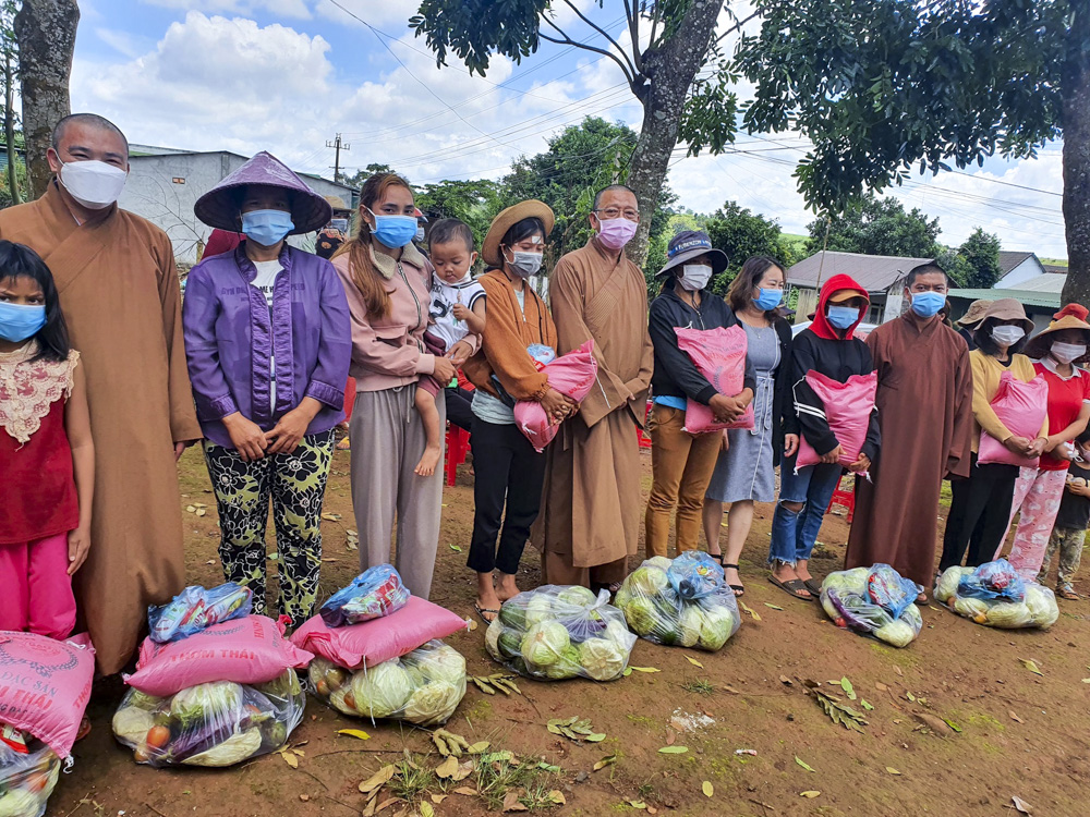 Đắk Song :Ban trị sự GHPGVN huyện Đăk Song ủng hộ 100 phần quà cho 2 bon thôn Sapa và bon Bu Đắk, xã Thuận An, huyện Đăk Mil.