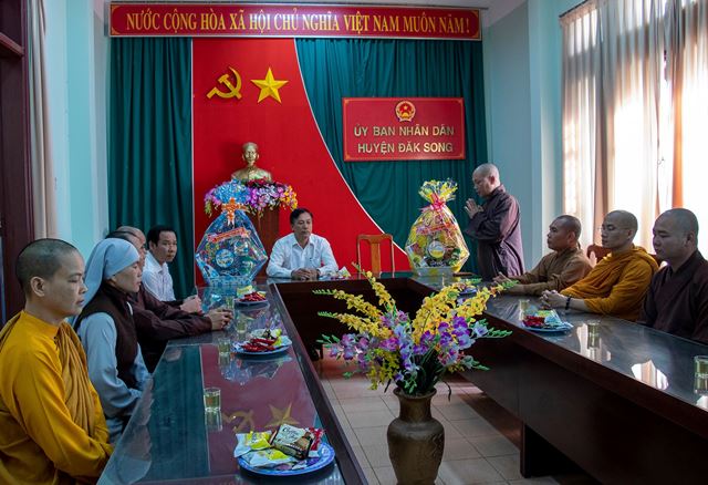 BTS Phật giáo Đắk Song thăm và chúc tết chính quyền huyện tết Canh Tý