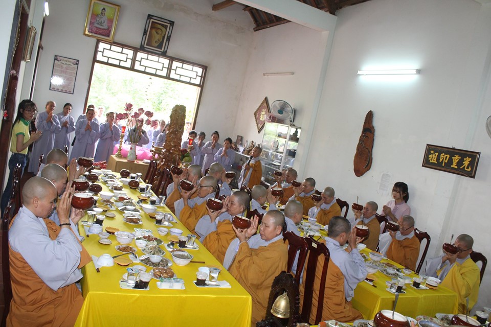 Đạo tràng Phật tử các chùa Ni trong tỉnh Đắk Nông cúng dường trường hạ Chư Ni
