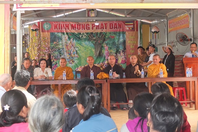 Đạo tràng Ngọc Trường Thuận Hà tặng quà nhân mùa Phật Đản