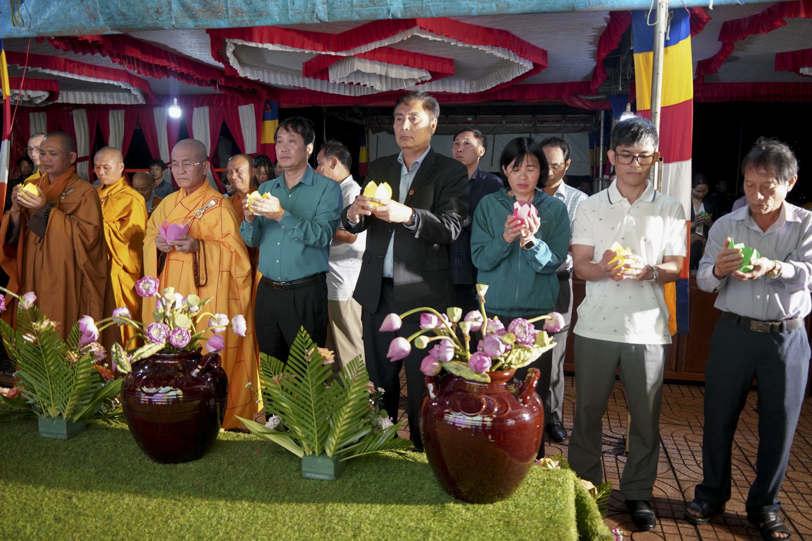 Đêm Hoa đăng tưởng niệm kỳ siêu nhân kỷ niệm 77 năm Ngày Thương binh, liệt sĩ tại đền Đạo Trung (X. Nâm N’Jang, H. Đắk Song)