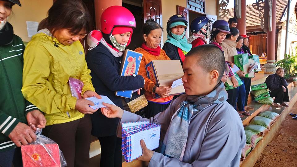 Chùa Phước Quang Đắk Song tặng quà tết Kỷ Hợi đến bà con khó khăn