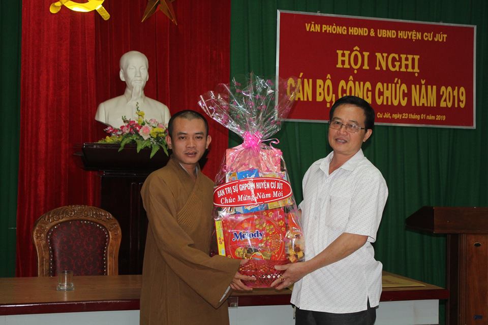 Ban trị sự Phật giáo huyện Cư Jut chúc tết ban ngành huyện nhà