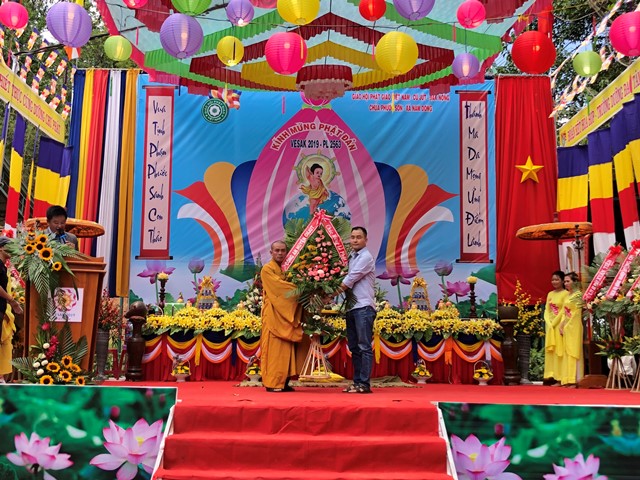 Chùa Phước Sơn cờ hoa đón mừng kỷ niệm Phật Đản sanh 2019