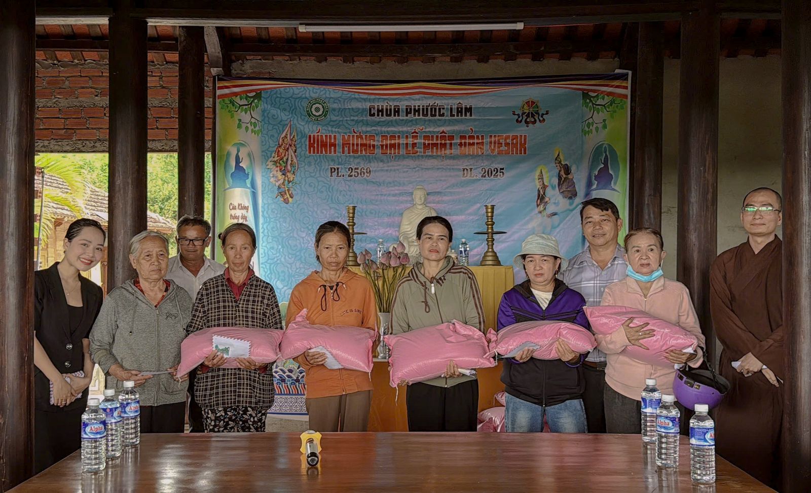 Lâm Đồng: Chùa Phước Lâm kết nối quý Phật tử trao 60 phần từ thiện cho bà con có hoàn cảnh khó khăn tại xã Quảng Phú