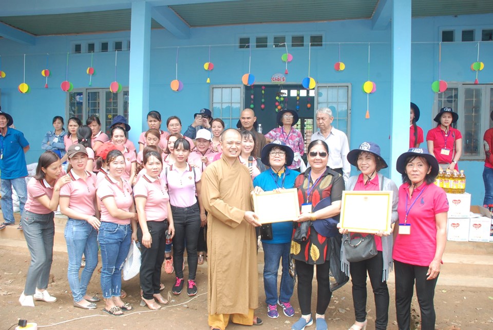 Ban Hoằng pháp tỉnh nhà tặng trao công trình nhà vệ sinh và tặng quà tại xã Nâm Nung, Krong Nô