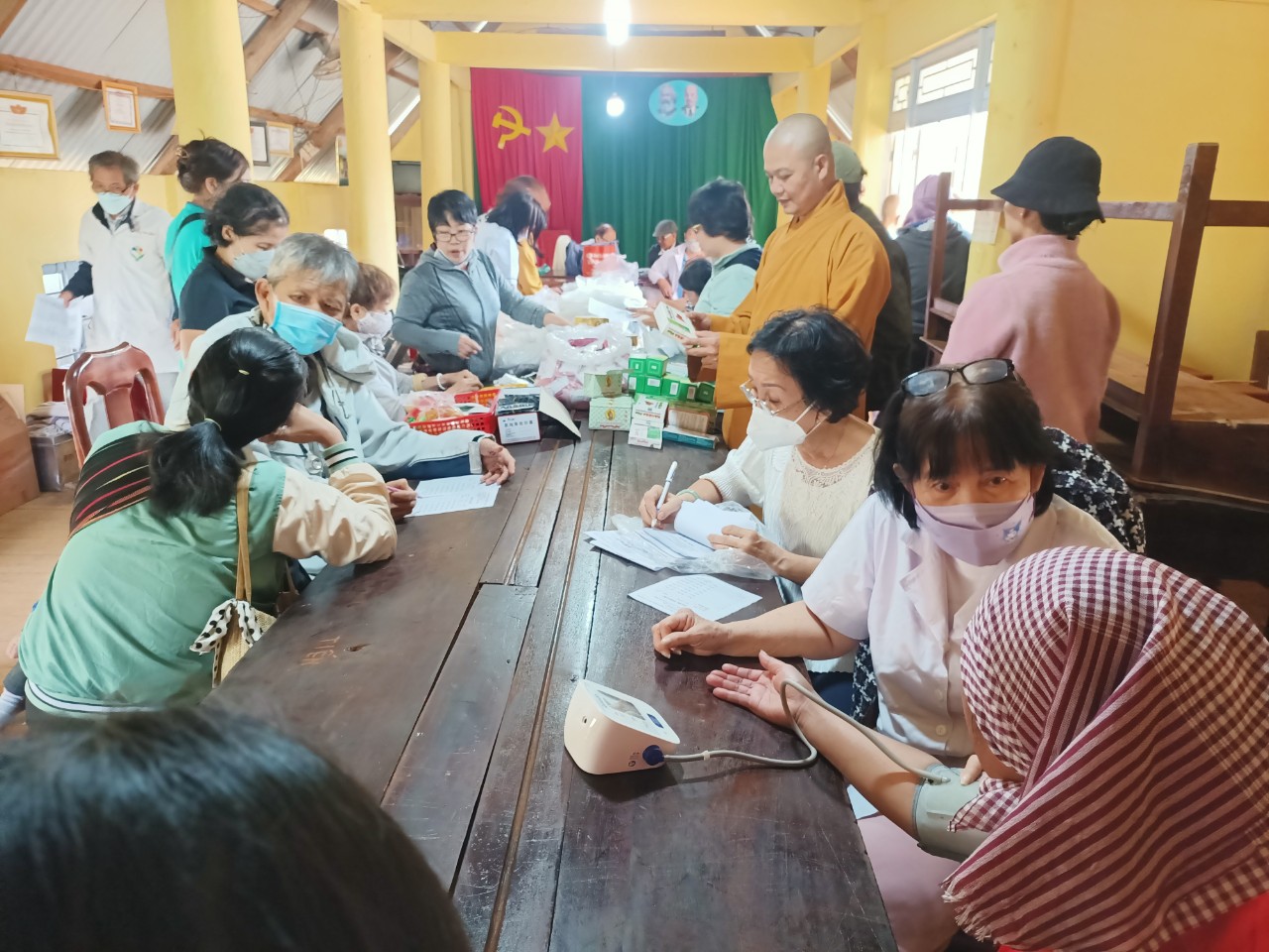 Ban Trị sự Phật giáo huyện Tuy Đức, khám bệnh, bốc thuốc tặng quà cho bà con xã Đăk R’tih