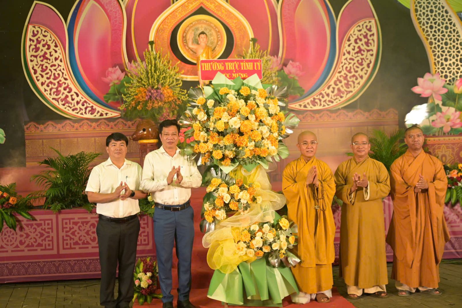 Lãnh đạo các ban, ngành tỉnh Đắk Nông và TP. Gia Nghĩa thăm chúc mừng Đại lễ Phật đản Vesak tại chùa Pháp Hoa