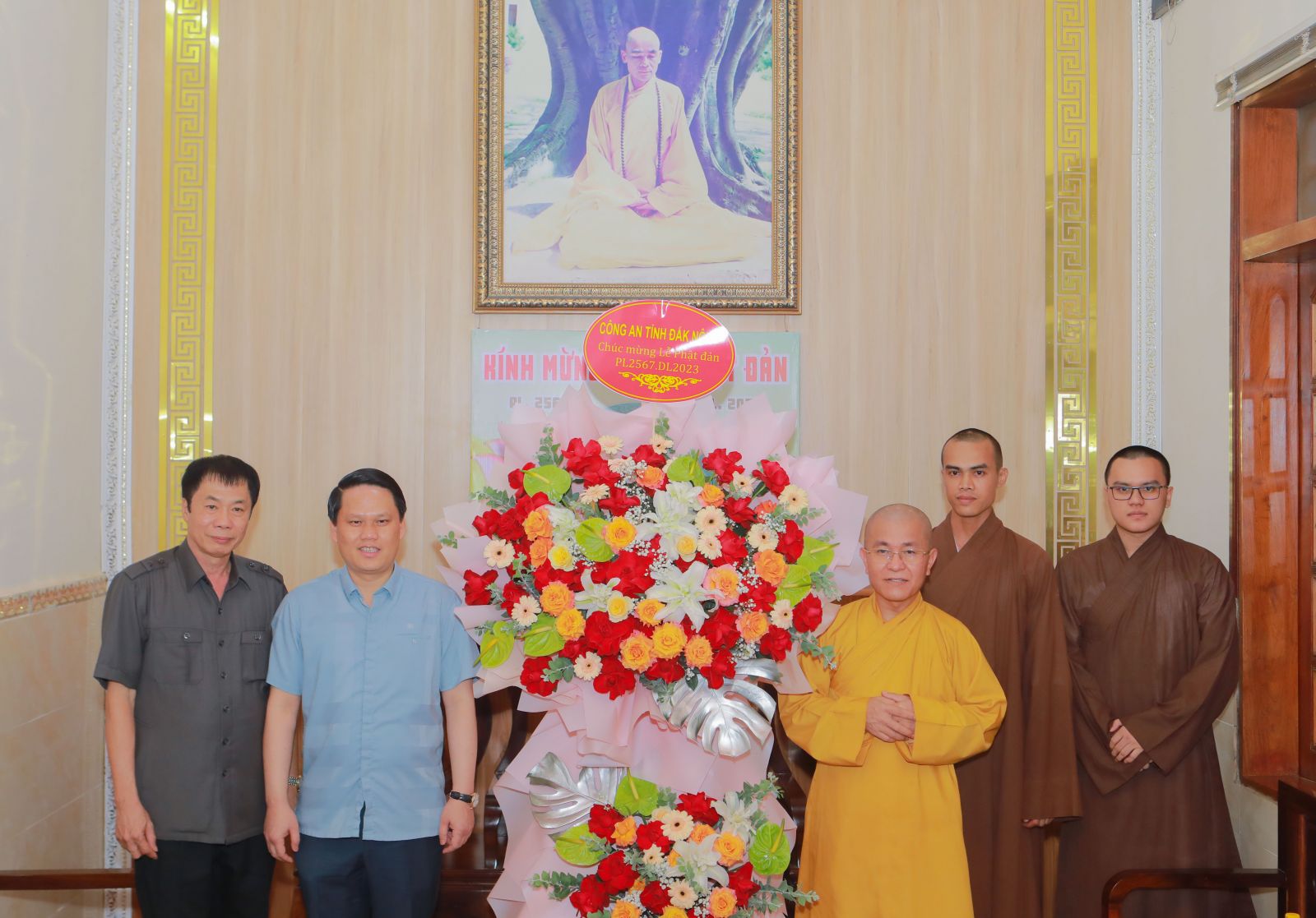 Đại tá Bùi Quang Thanh - Giám đốc Công an tỉnh Đắk Nông chúc mừng Đại lễ Phật đản đến chùa Pháp Hoa
