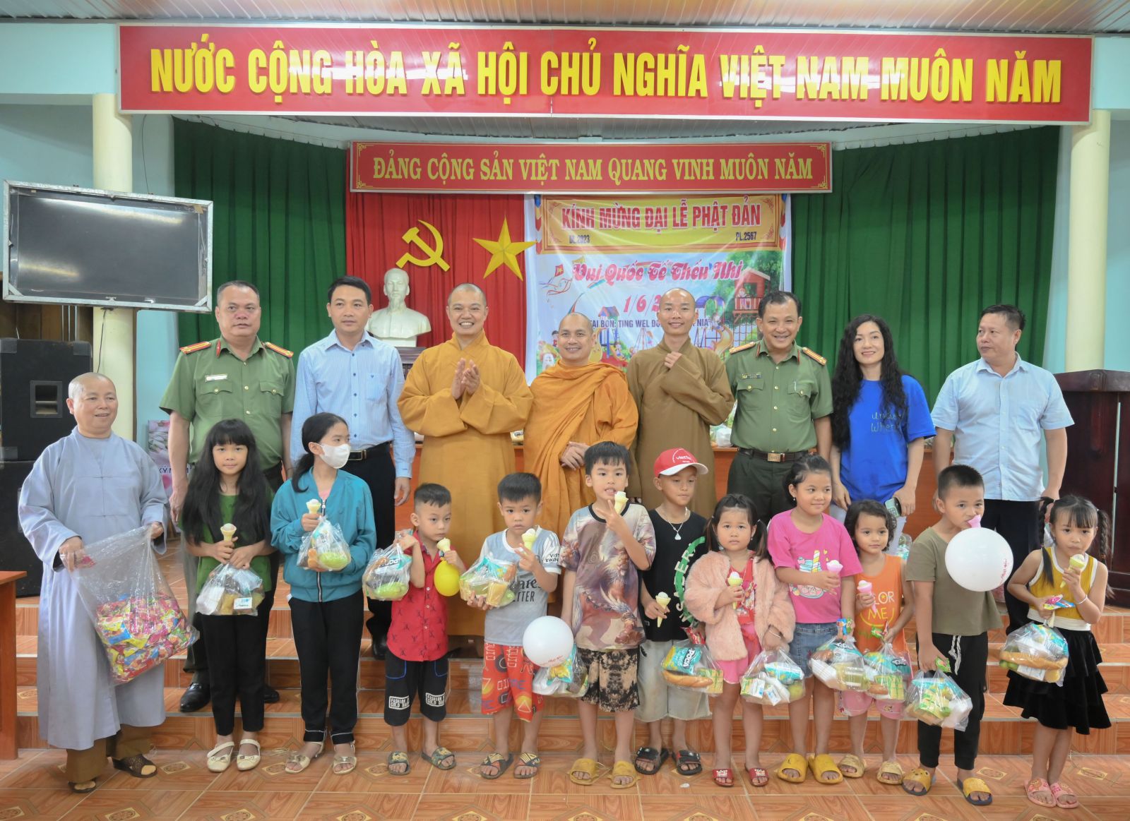 Ban Từ thiện Xã hội Phật giáo tỉnh trao 200 phần quà Quốc tế thiếu nhi nhân lễ Phật đản