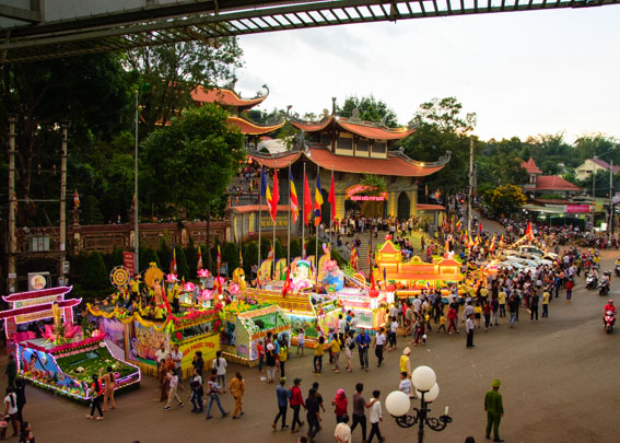 chùm ảnh các xe hoa trên toàn tỉnh tham dự diễu hành xe hoa Phật Đản năm 2019