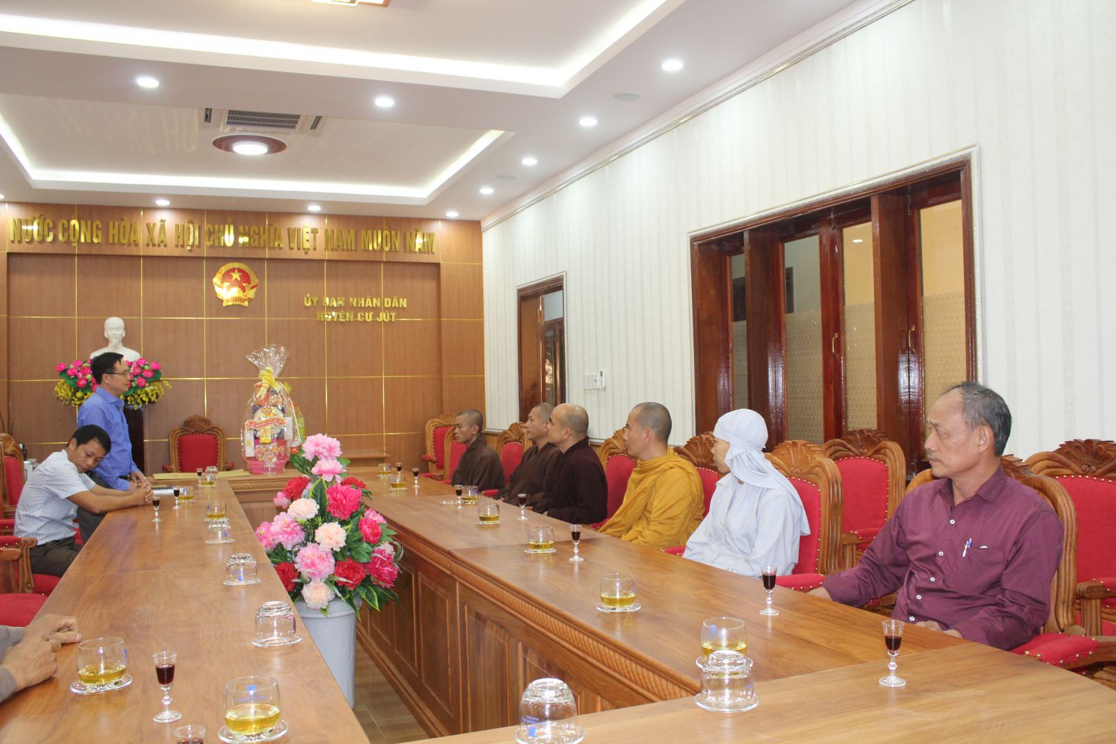 Cư Jut - Ban trị sự Phật giáo huyện thăm chúc tết các ban ngành