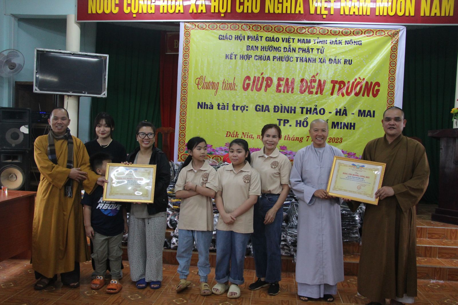 Ban Hướng dẫn Phật tử tỉnh Đăk Nông trao tặng quà hiếu học cho học sinh. chủ đề ; Giúp em đến trường.