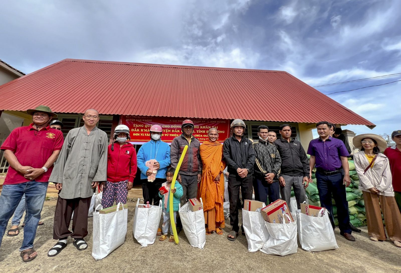 Tịnh xá Ngọc Đạt kết nối đoàn từ thiện chùa Giác Tâm (Bình Dương) trao 200 phần quà tại xã Đắk R’Măng nhân dịp xuân Giáp Thìn