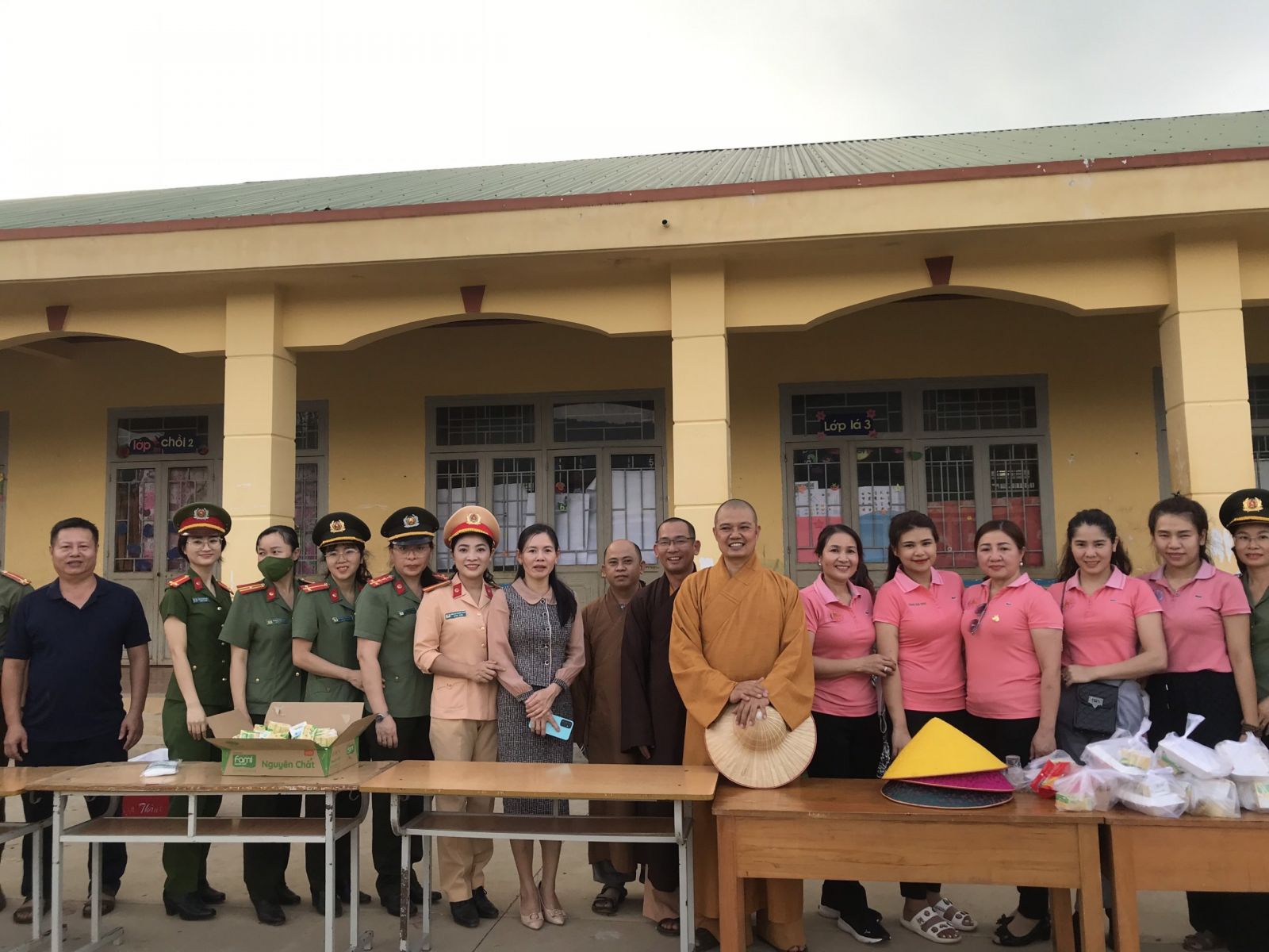 Ban Từ thiện Phật giáo tỉnh trao 800 xuất ăn đến các em học sinh.