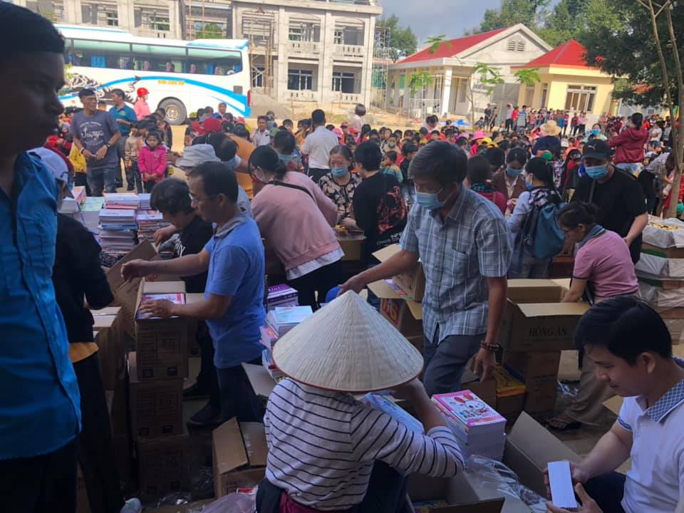 Ban Từ thiện PG tỉnh tặng 600 xuất quà cho học sinh nghèo huyện Đắk Glong