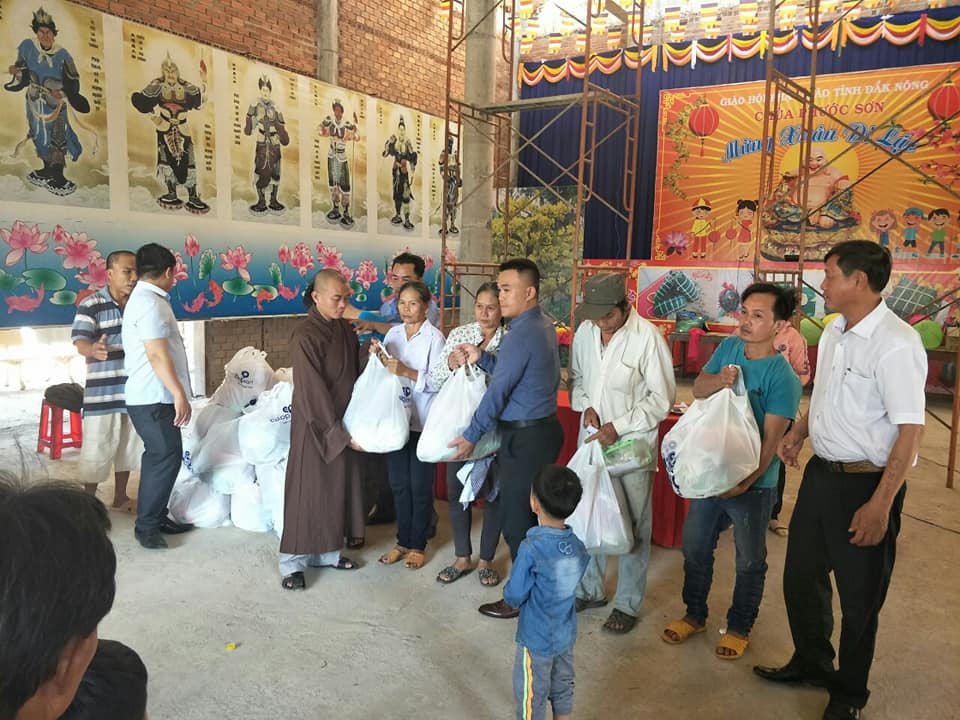 Chùa Phước Sơn Cư Jut tặng quà tết cho hộ nghèo và học sinh.