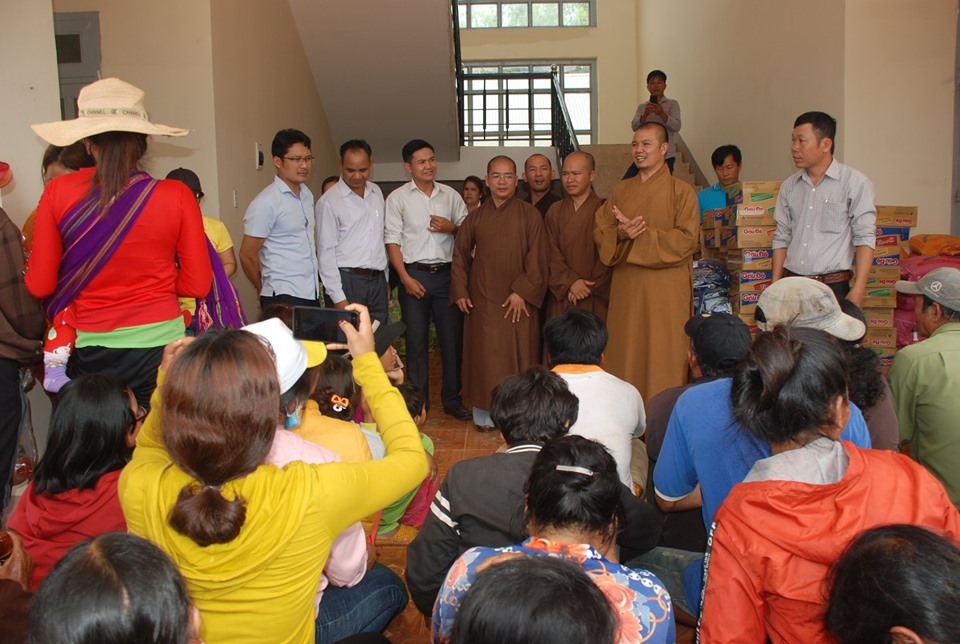 Ban Hoằng Pháp tỉnh tặng quà Phật Đản 2019 đến bà con đồng bào xã Đắk P'lao huyện Đắk Glong