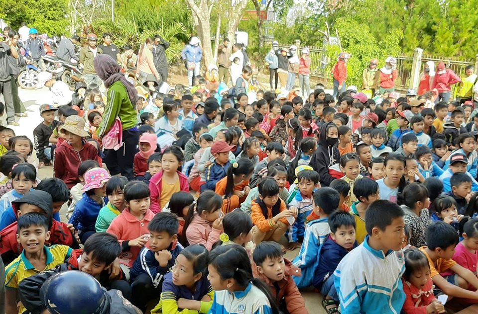 Ban Hoằng Pháp PG tỉnh tặng 500 phần quà cho trẻ em nghèo xã Quảng Tâm Tuy Đức