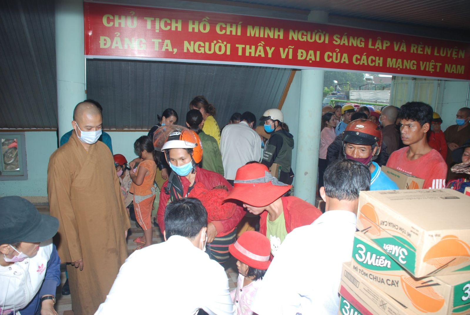 Phật giáo huyện Đắk R'lấp tặng 125 xuất quà hỗ trợ gia đình khó khăn tại vùng dịch bạch hầu