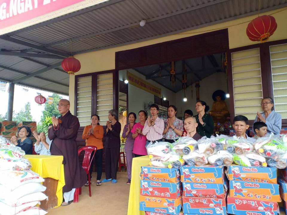 Đạo tràng Phước Nguyên tặng 200 xuất quà cho người nghèo