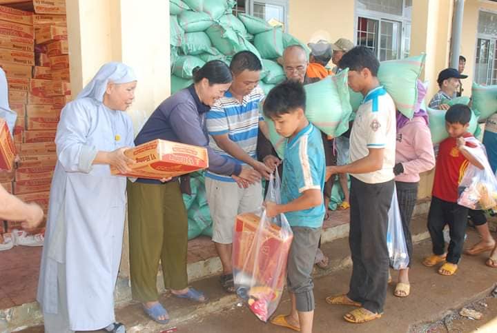 Phật giáo huyện Đắk R'lấp cùng đoàn từ thiện tặng quà cho bà con nghèo xã Đắk Ngo