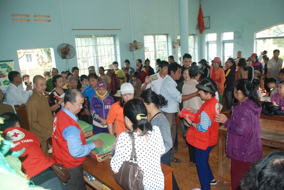 Phật giáo Đắk R'lấp và đoàn từ thiện Nhân Tâm tặng 250 xuất quà tại xã Hưng Bình
