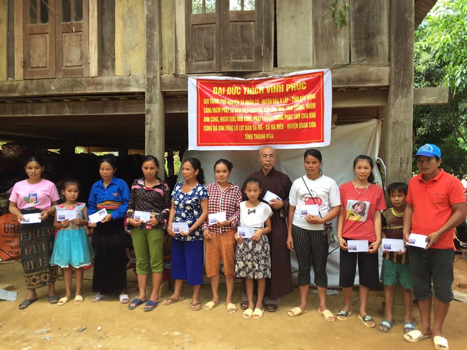 Chư Tăng tỉnh Đắk Nông tặng quà cho đồng bào bị lũ lụt tại Thanh Hóa