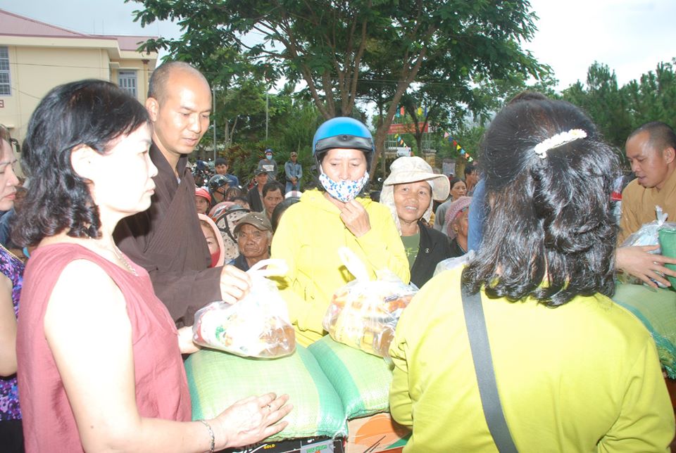 Chùa Trúc Lâm tặng 120 xuất quà cho đồng bào nghèo xã Quảng Tâm Tuy Đức