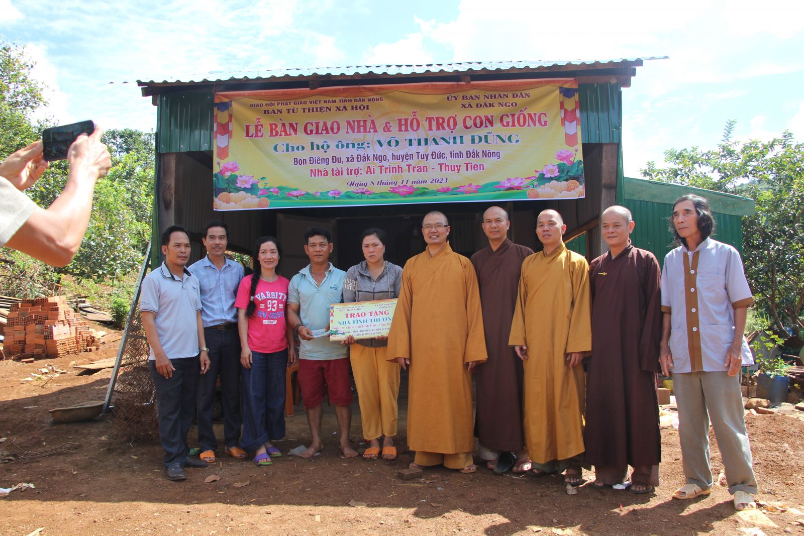Ban Từ thiện Xã hội Phật giáo tỉnh Đăk Nông trao tặng nhà tình thương.