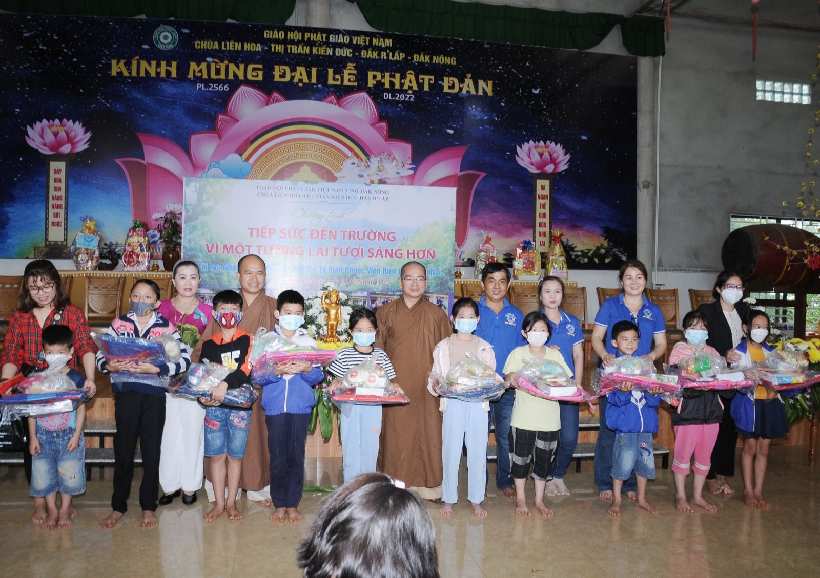 Chùa Liên Hoa trao 218 xuất quà khuyến học mừng Phật Đản