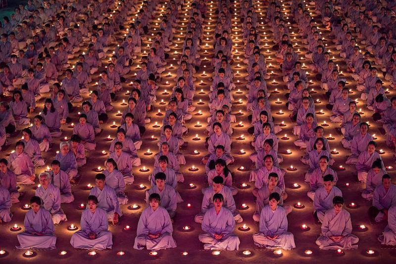 'Phật tử cầu nguyên' vào top 70 ảnh đẹp nhất năm của 
National Geographic (Mỹ).