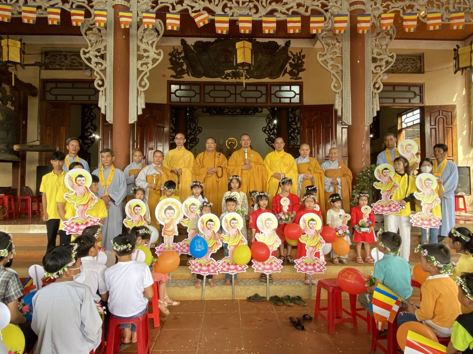 Huyện Đăk Song; Thanh thiếu niên nhi đồng chùa Phước Quang làm kiệu hoa rước Phật, Phật lịch 2567.