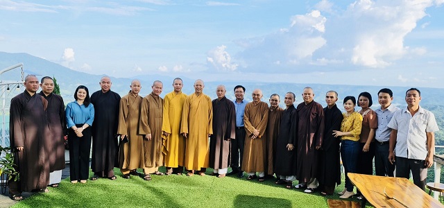 Lãnh đạo tỉnh hướng dẫn lãnh đạo Văn phòng II GHPGVN, Phật giáo các tỉnh Tây Nguyên thăm khu du lịch hồ Tà Đùng